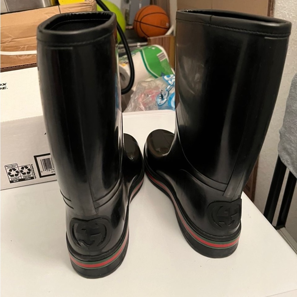 Men’s winter boots, size 9. Original 100%. They were only used twice